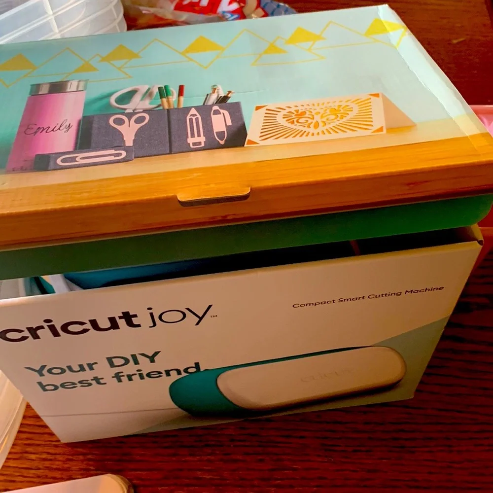 Cricut joy month old very nice comes with vinyl